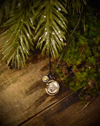 Silverhalsband, Botanica