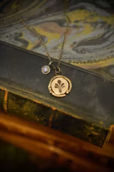 Silverhalsband, Fleur-de-lis ish