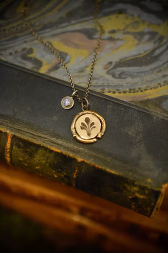 Silverhalsband, Fleur-de-lis ish