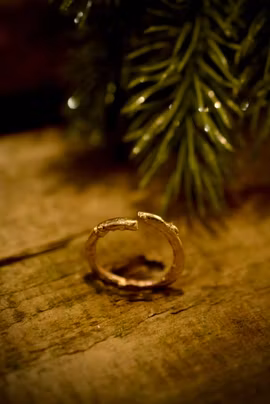Skogs ring med guldfinish, medium