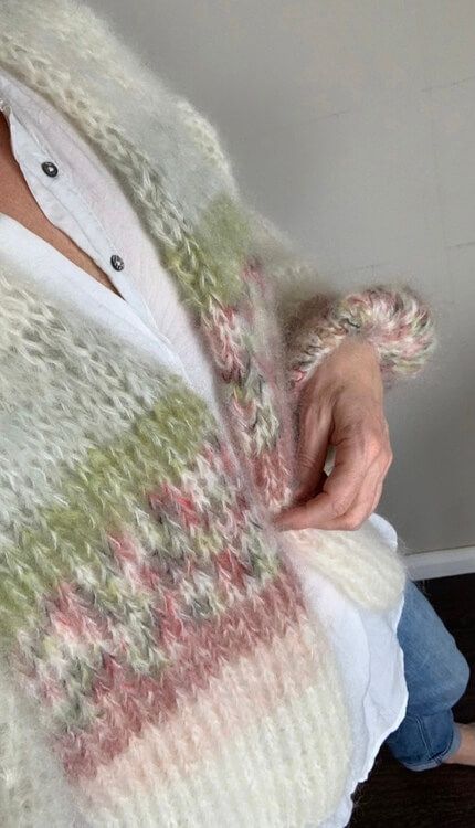 handstickad kofta nr18 närbild