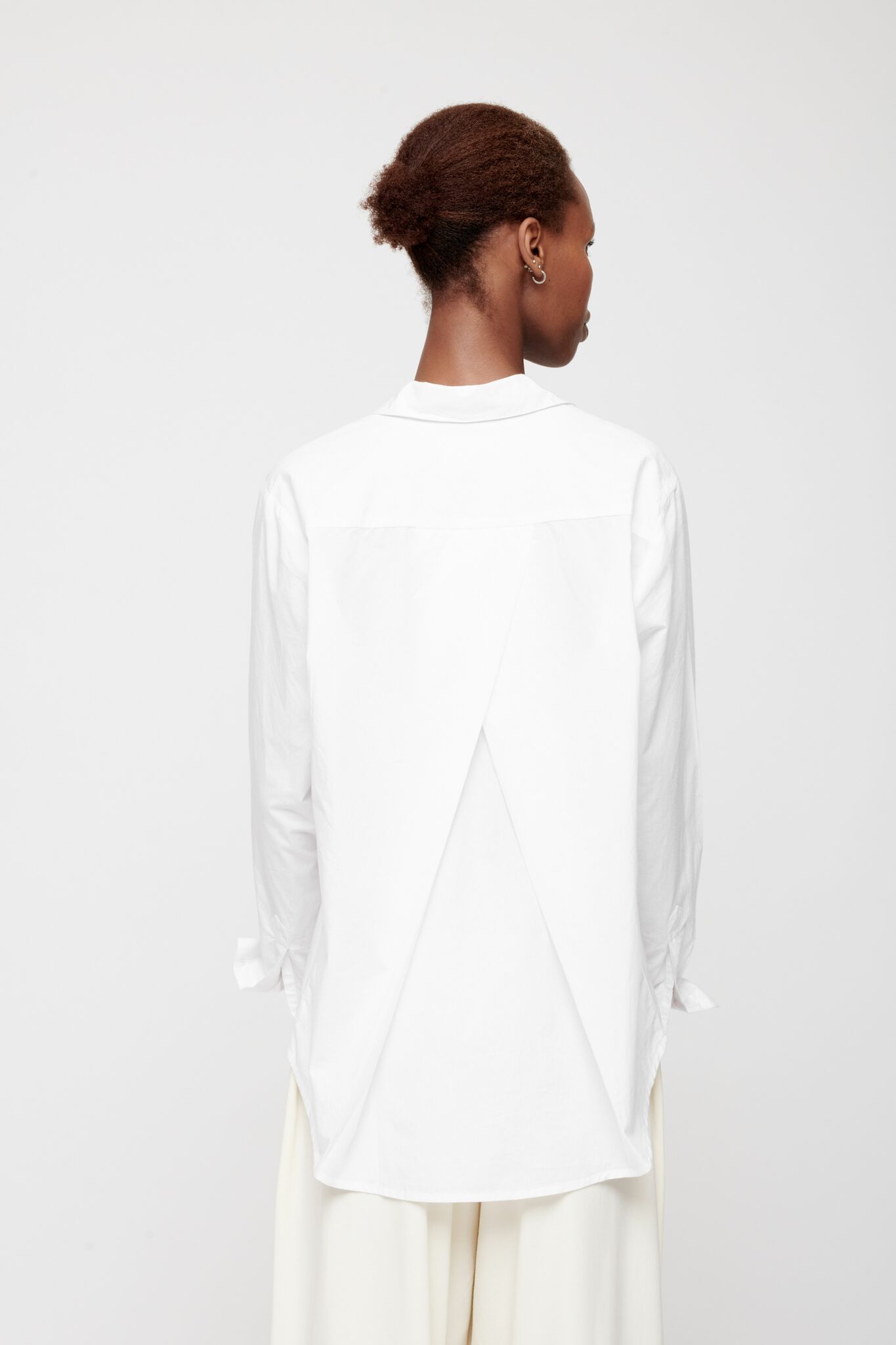 Vit skjorta i organic cotton med fin detalj i ryggen. Moshi Moshi Mind