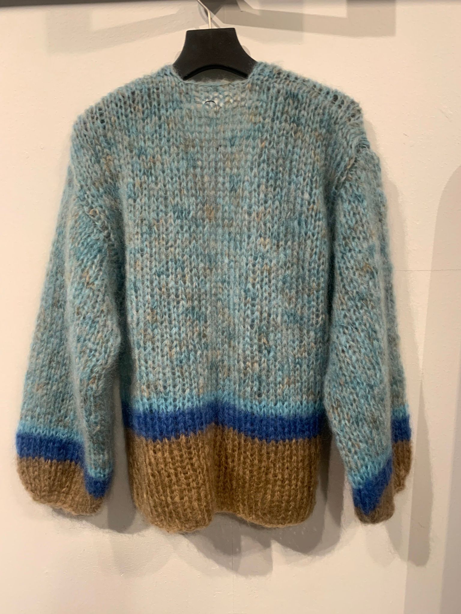 Handstickad mohairkofta, med puffärm