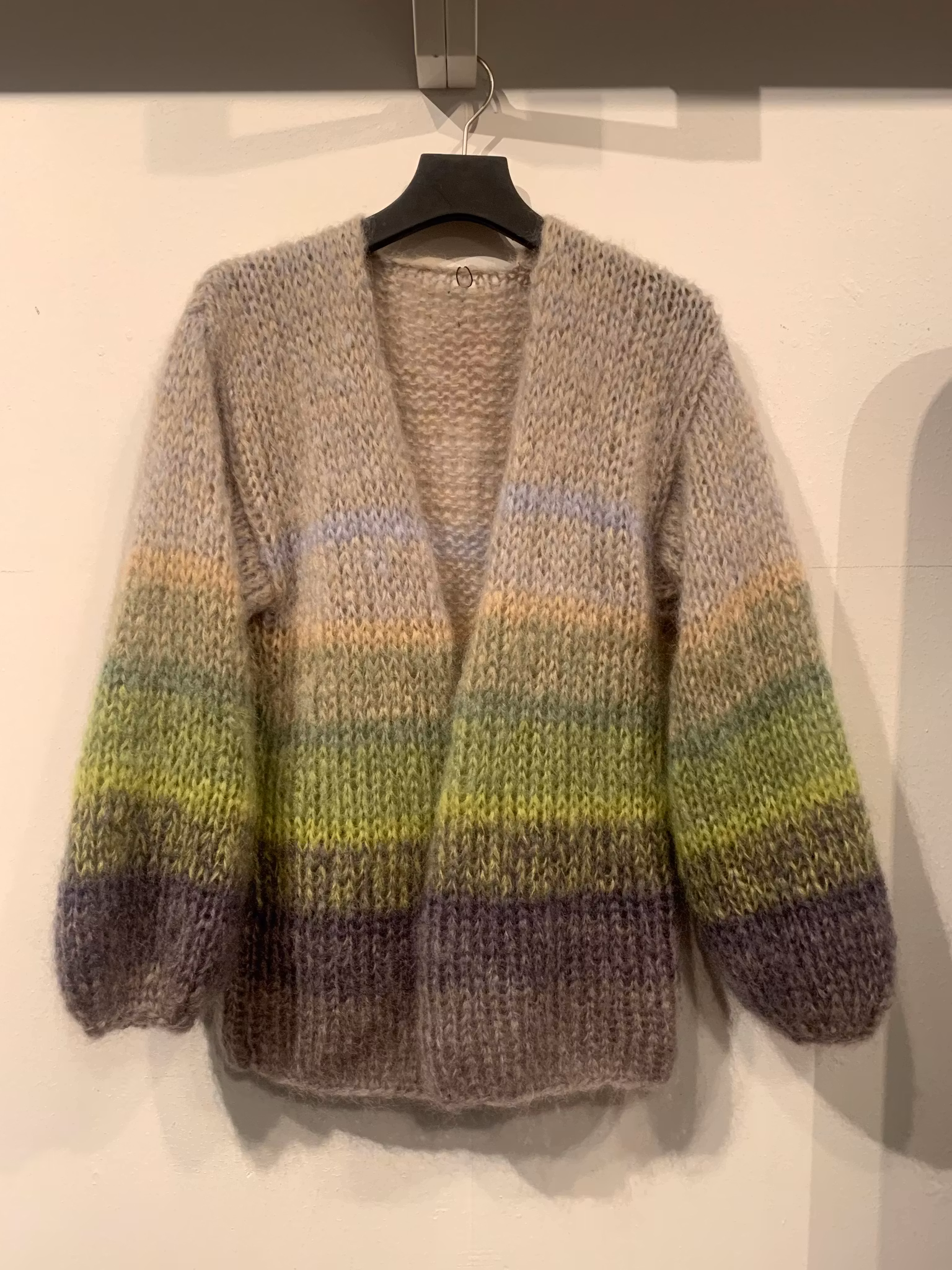 Handstickad mohairkofta, med puffärm
