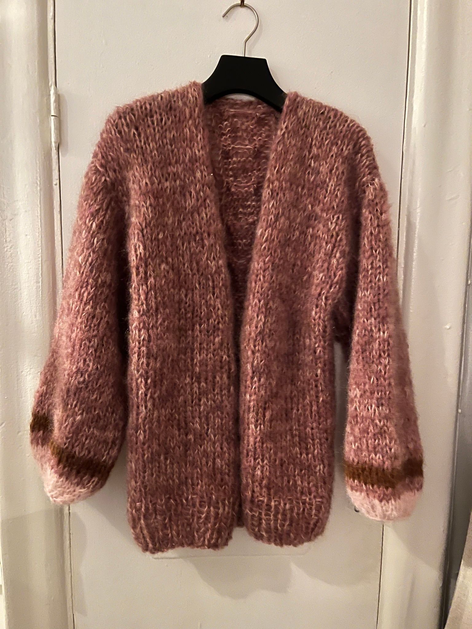 Handstickad mohairkofta, med puffärm