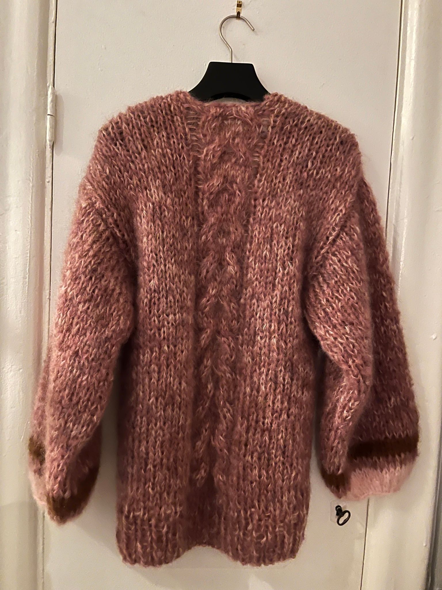 Handstickad mohairkofta, med puffärm