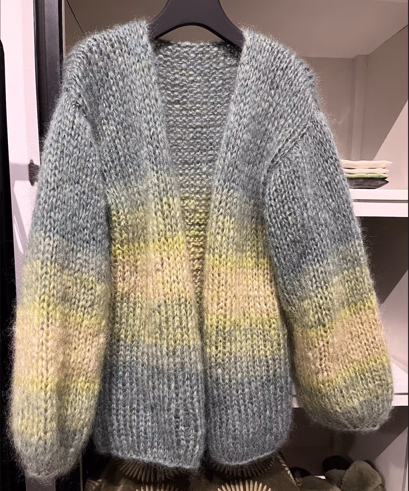 Handstickad mohairkofta, med puffärm