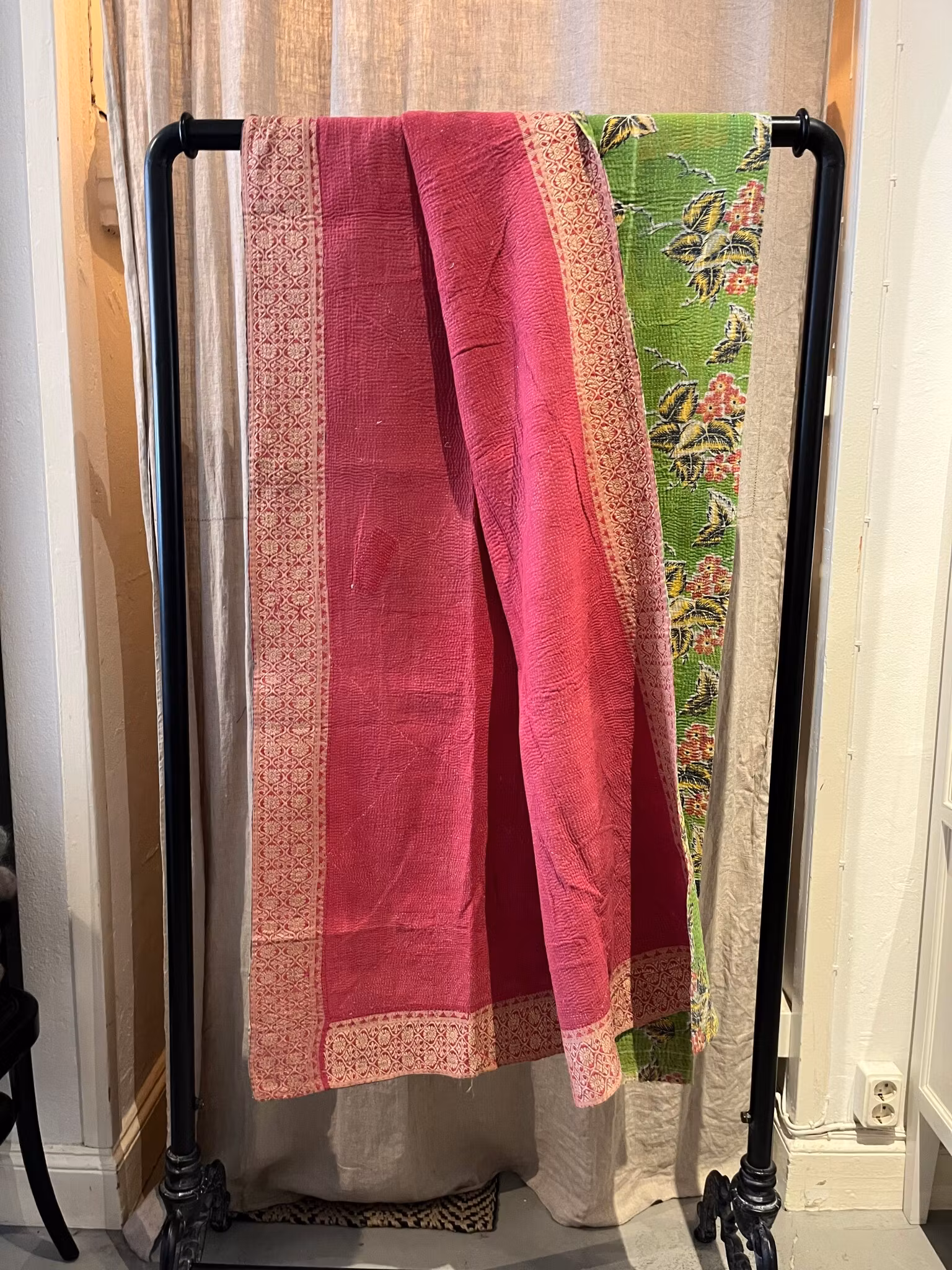 Kantha pläd av vintagetyger i bomull, alla unika och vändbara.