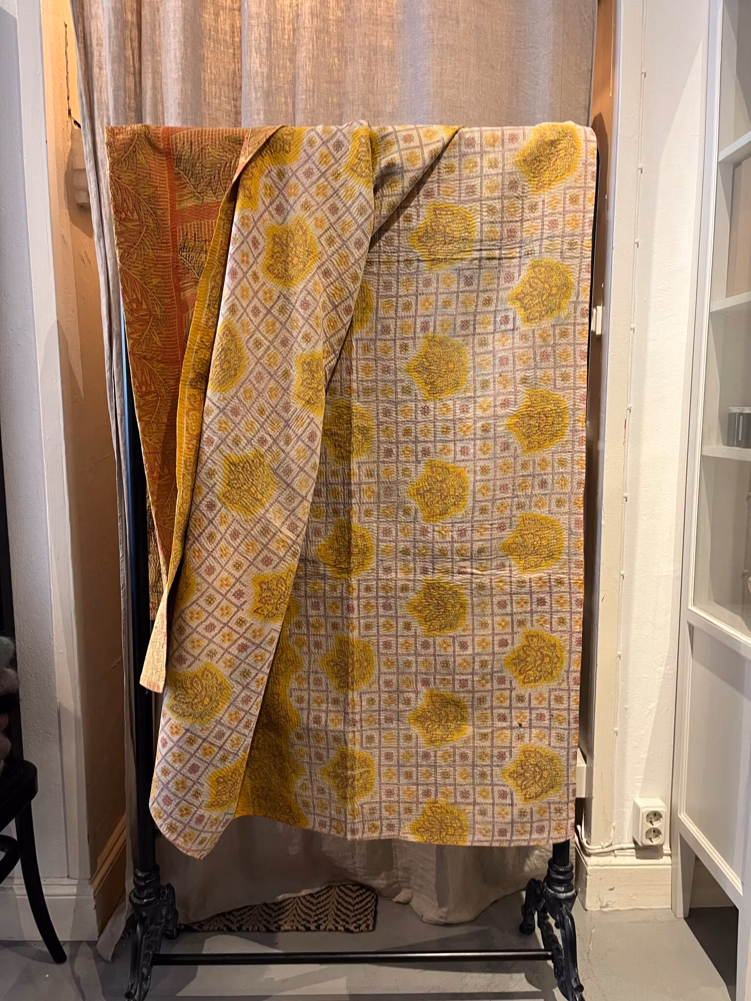 Kantha pläd av vintagetyger i bomull, alla unika och vändbara.
