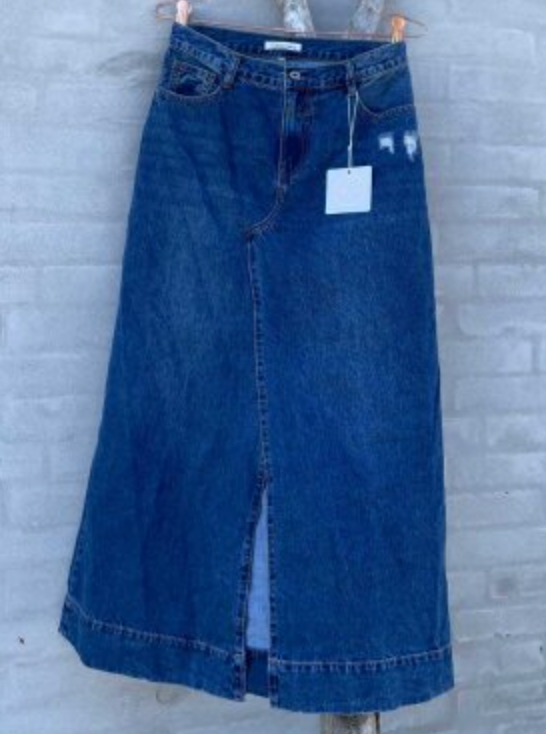 Denimskirt med fint slitning, slits framtill och fickor bak och fram, lång jeanskjol från Cabana Living