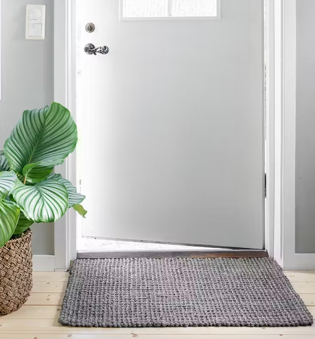 Kerala är en handvävd dörrmatta i naturmaterialet jute. Mattan är försedd med gummerad baksida i naturgummi så den ligger stadigt på golvet, från Deco Nord