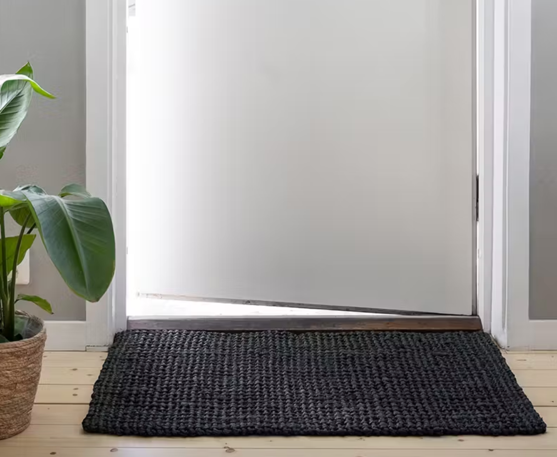 Kerala är en handvävd dörrmatta i naturmaterialet jute. Mattan är försedd med gummerad baksida i naturgummi så den ligger stadigt på golvet, från Deco Nord