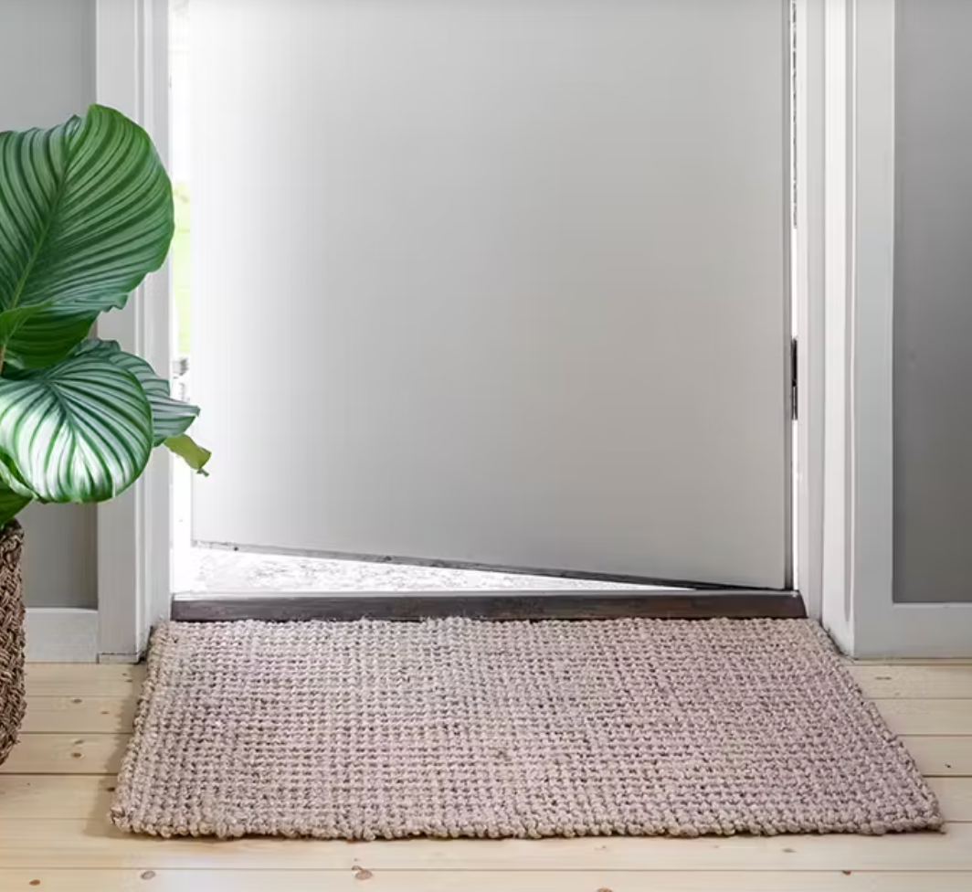 Kerala är en handvävd dörrmatta i naturmaterialet jute. Mattan är försedd med gummerad baksida i naturgummi så den ligger stadigt på golvet. från Deco Nord