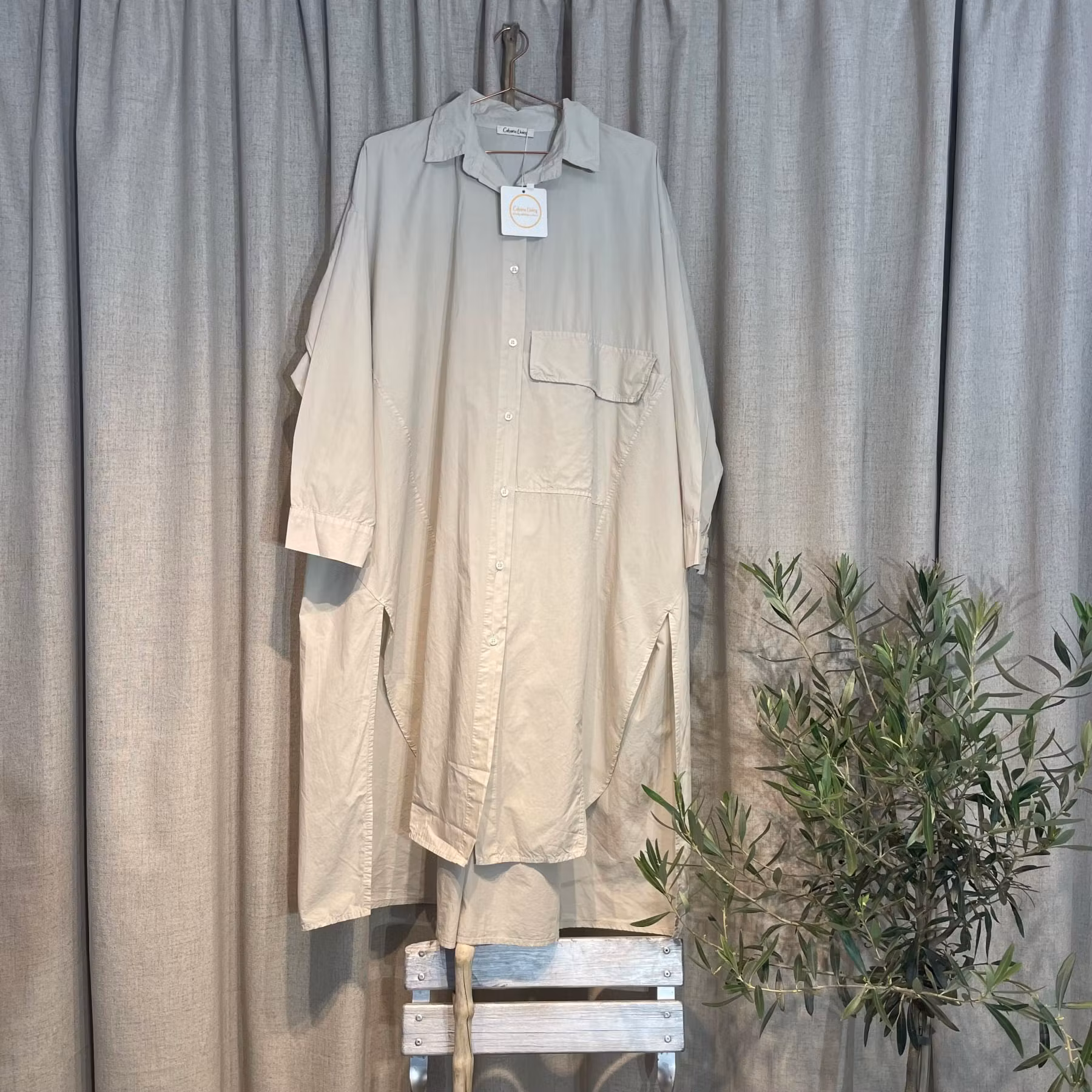 Lång storskjorta, skjortklänning, i prasslig bomullspoplin, oversize modell med ficka på ena sidan och fina detaljer. Cabana Living