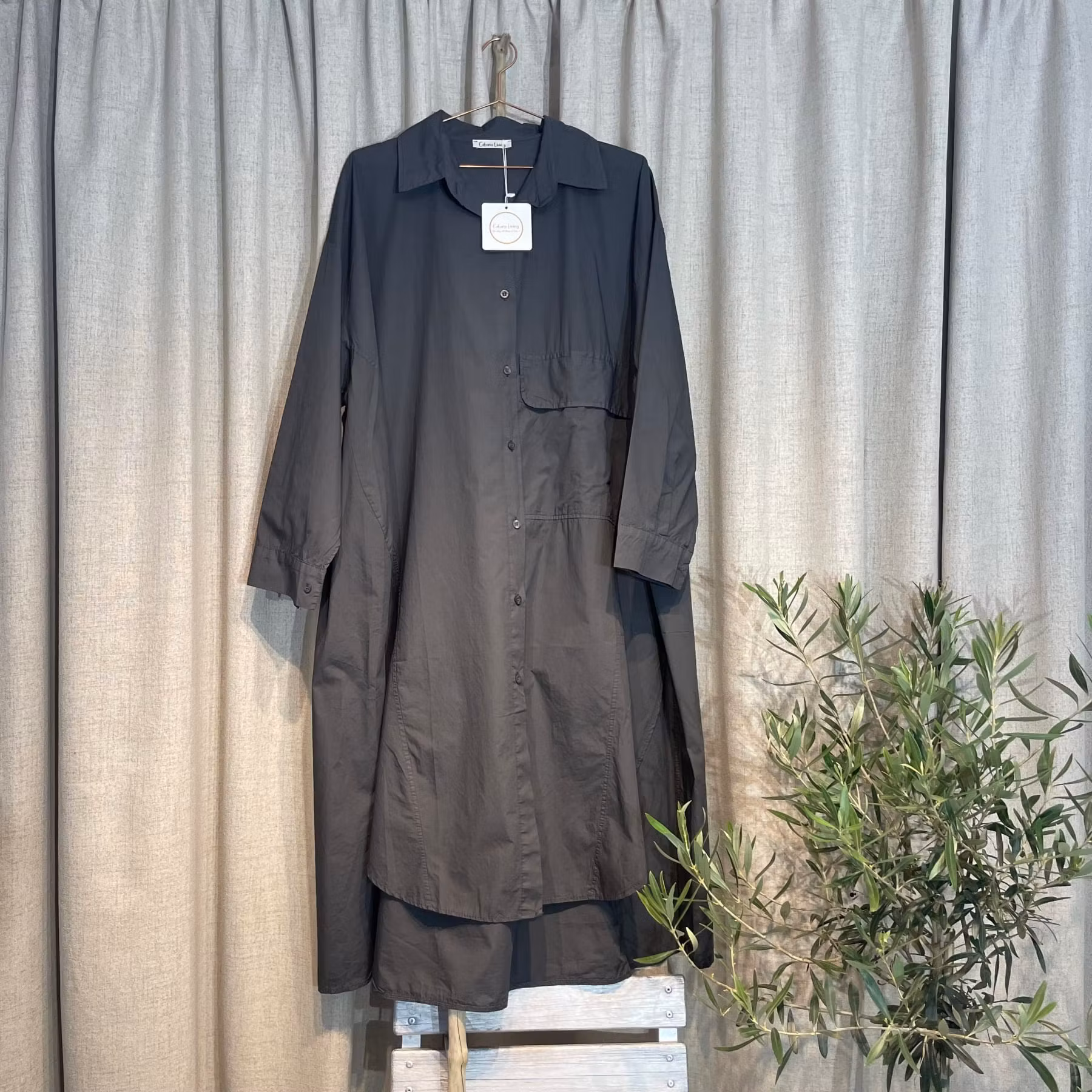 Lång storskjorta, skjortklänning, i prasslig bomullspoplin, oversize modell med ficka på ena sidan och fina detaljer. Cabana Living