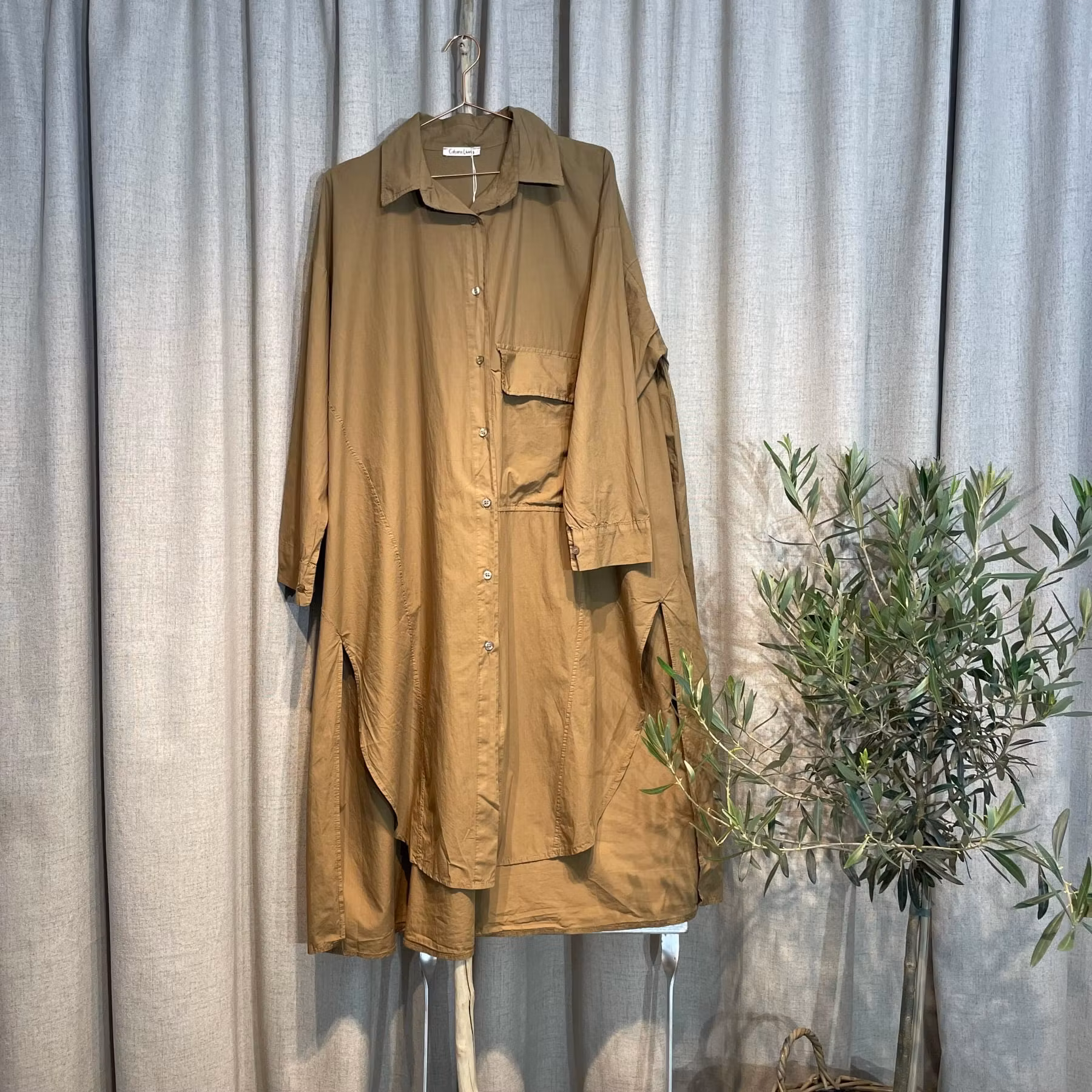 Lång storskjorta, skjortklänning, i prasslig bomullspoplin, oversize modell med ficka på ena sidan och fina detaljer. Cabana Living