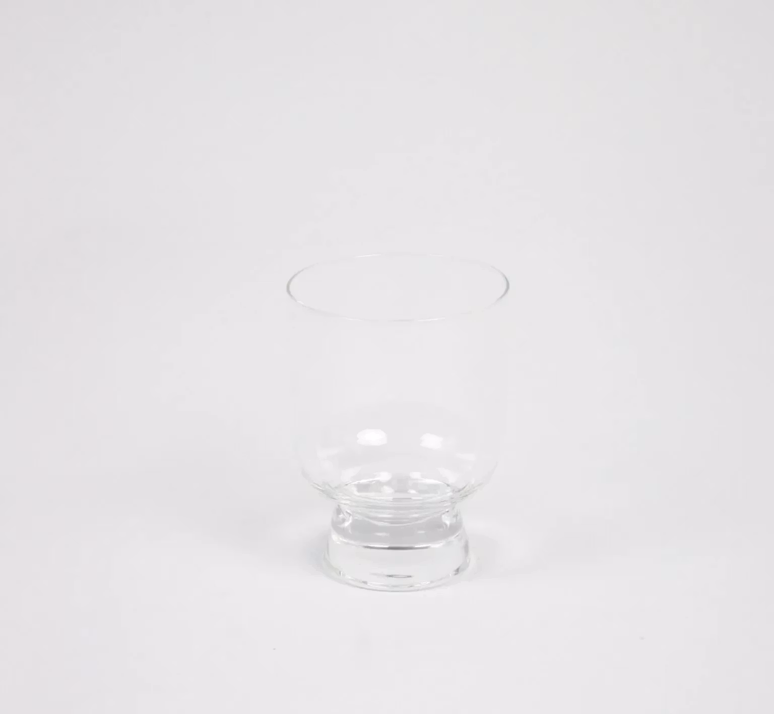 Edit glas på fot från Olsson & Jensen till både vatten och vin
