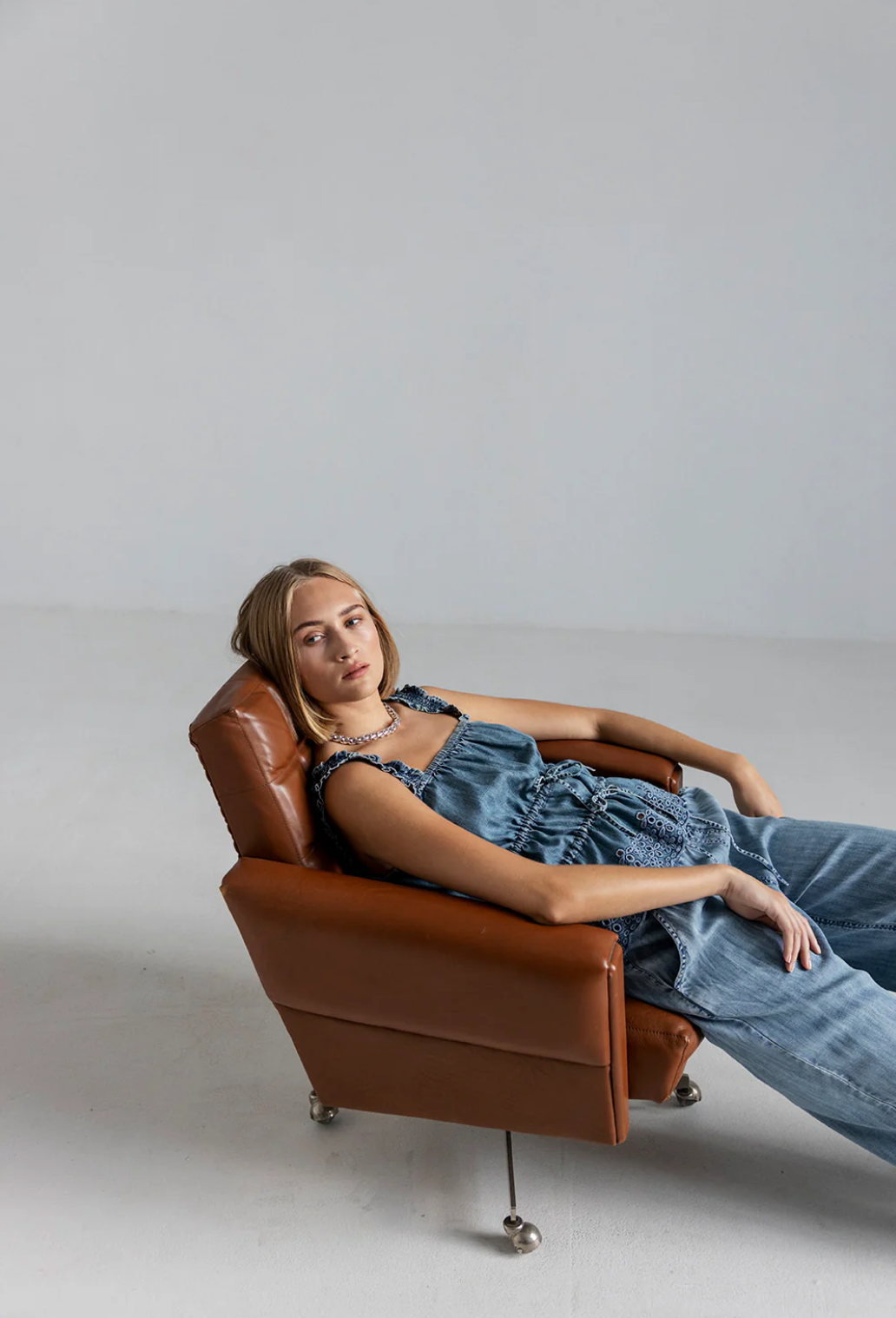 Byxa i mjuk tencel, med dragsko i midjan och sidfickor, med denim look från Project AJ117.