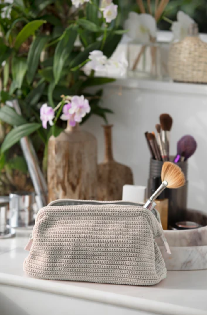 Cosmetic bag crochet, virkad sminkväska eller neccessär, från Ceannis