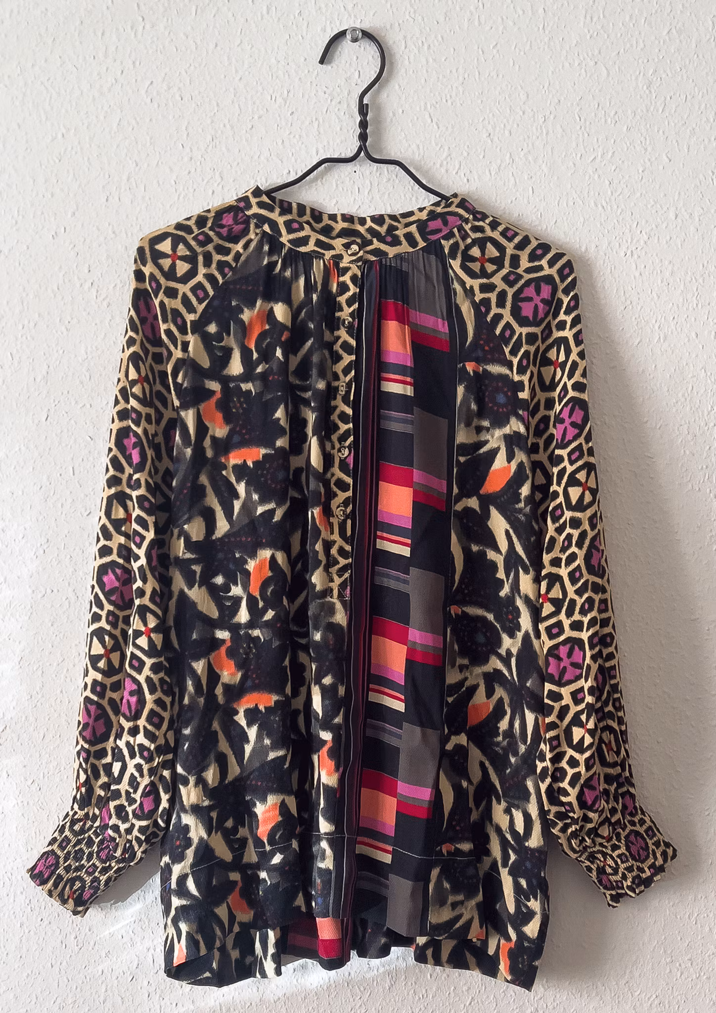 Bibi shirt med fint print i svart mönster av Michala Wiesnecks egen design.