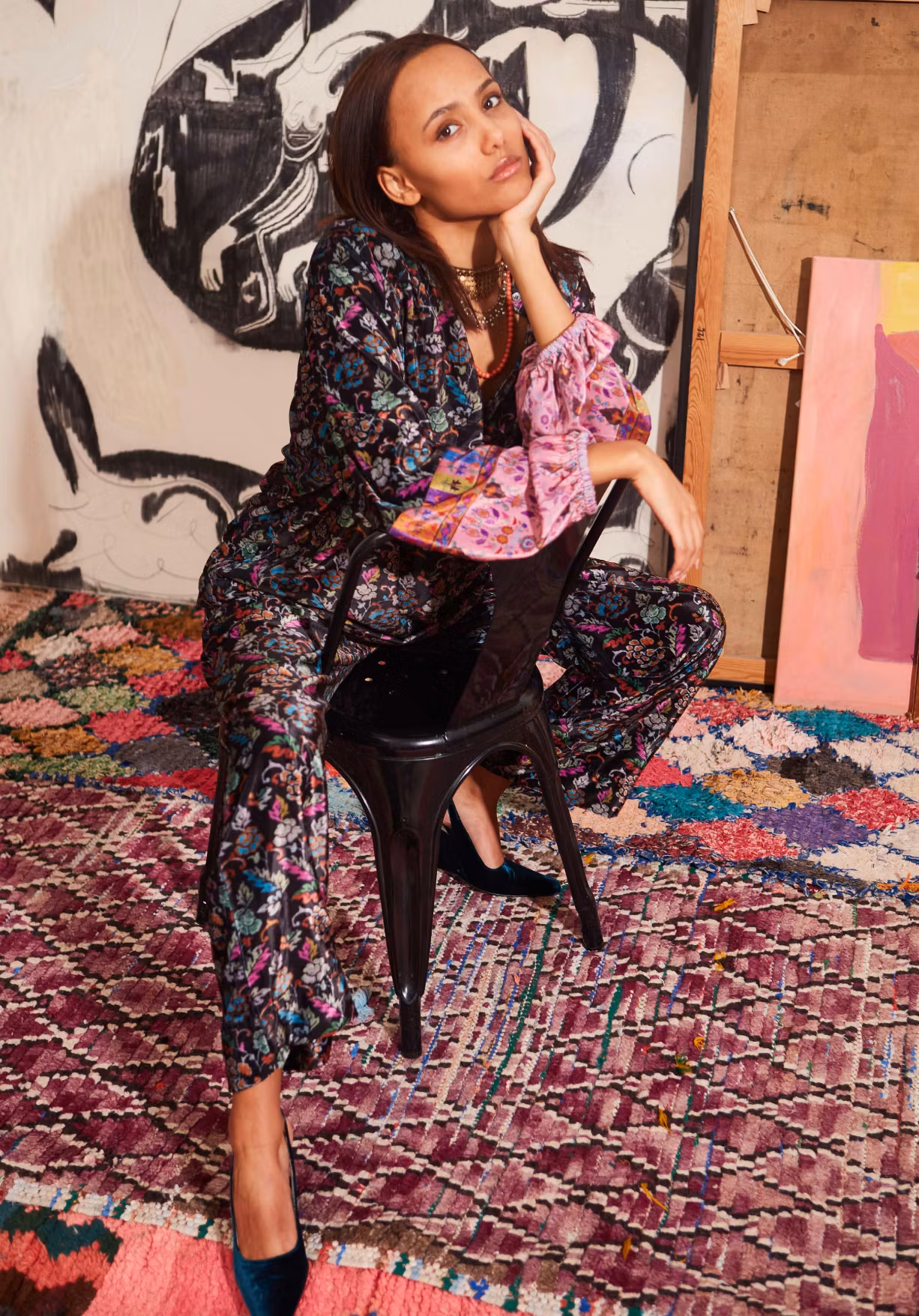 Svart blus med rosa ärmar i mjuk tunn velour, med vackert print. Puffärm och knappar framtill. M Wiesneck