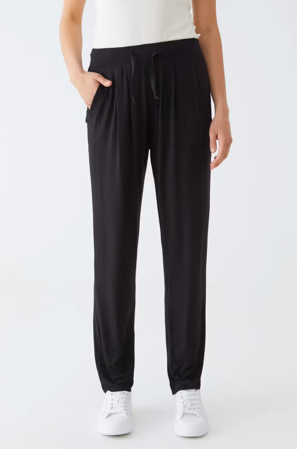 Andy trousers, skön byxa i bambulyocell med fickor framtill dragsko i midjan och lite smalare ben från Movesgood