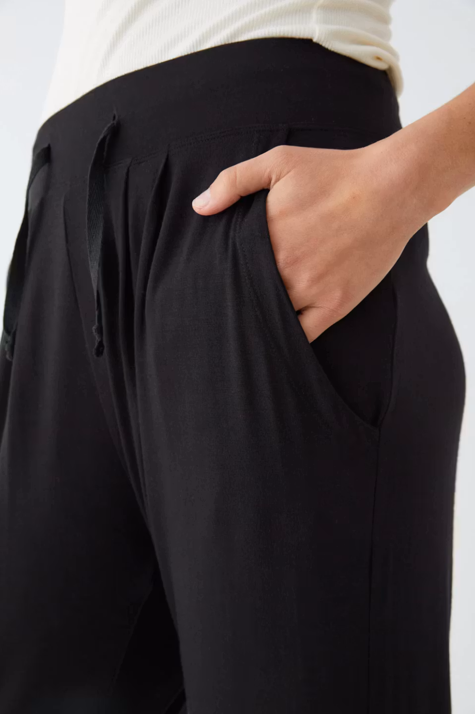 Andy trousers, skön byxa i bambulyocell med fickor framtill dragsko i midjan och lite smalare ben från Movesgood