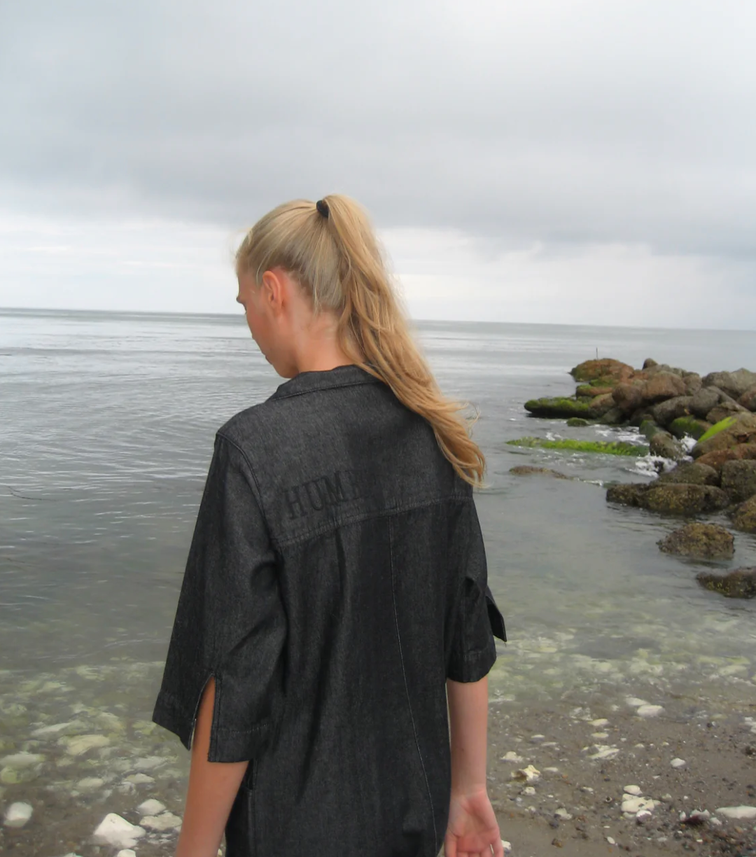 Jeansklänning i black denim, med fickor och krage, från danska Humble by Sofie