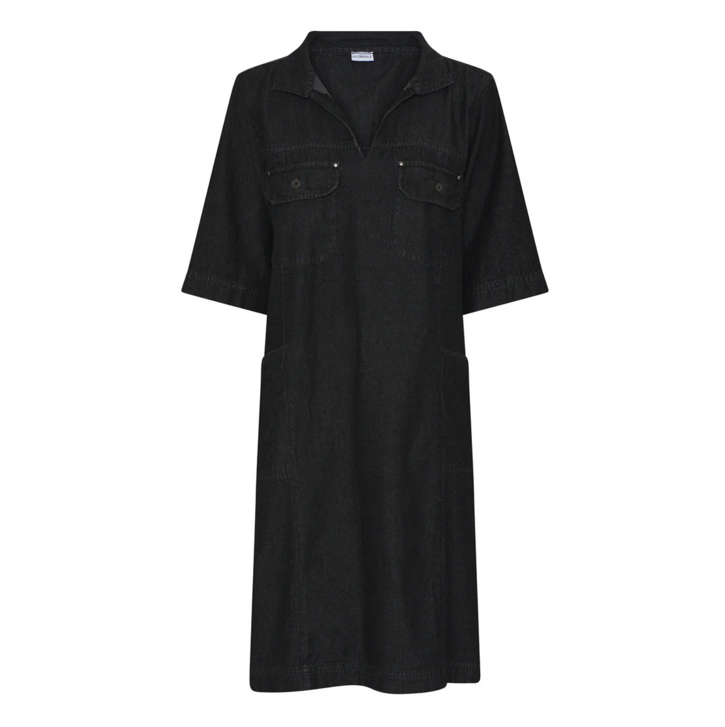 Jeansklänning i black denim, med fickor och krage, från danska Humble by Sofie