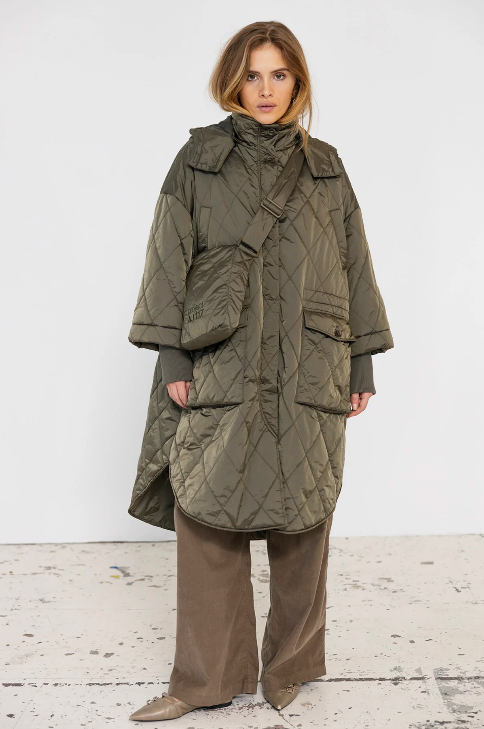 Neva parkas jacket i quiltad nylon, med fin vid ärm med resårmudd, kapushong och stora fickor, oversize modell från Project AJ117