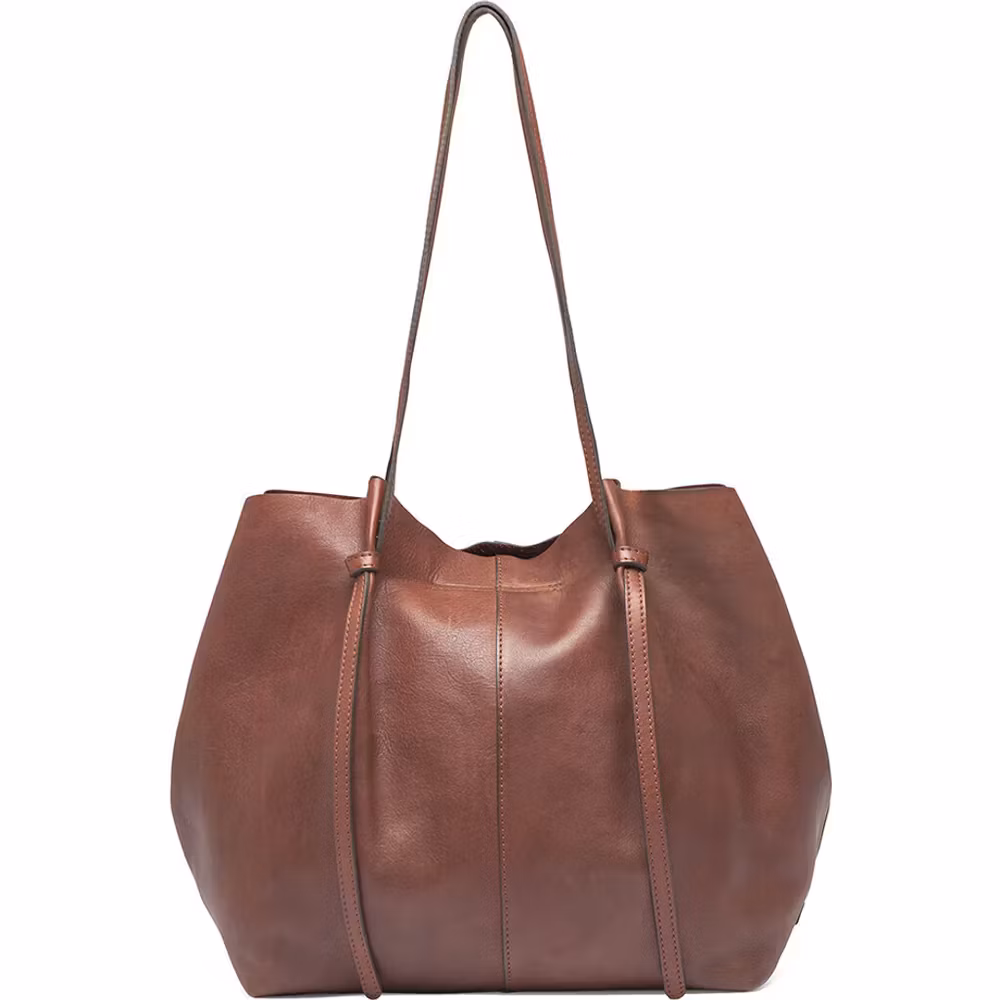 Shopper bag i mjukt skinn, med långa axelband, fin vardagsbag som rymmer den lilla datorn eller ipaden, från Depeche.