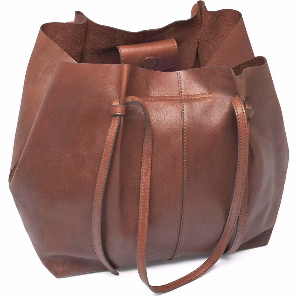 Shopper bag i mjukt skinn, med långa axelband, fin vardagsbag som rymmer den lilla datorn eller ipaden, från Depeche.