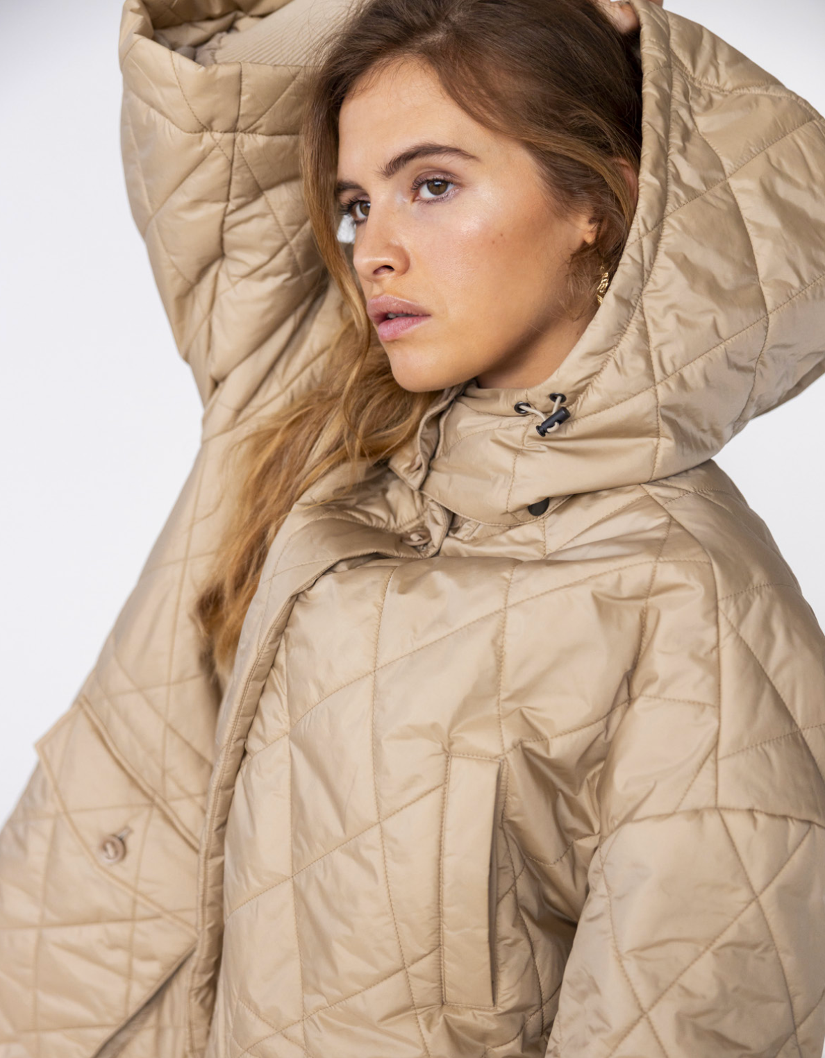 Neva parkas jacket i quiltad nylon, med fin vid ärm med resårmudd, kapushong och stora fickor, oversize modell från Project AJ117