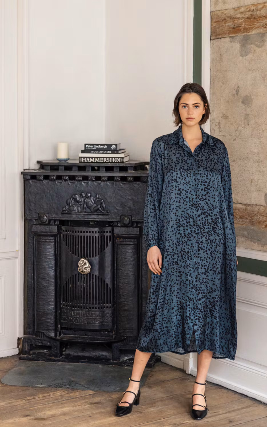 Seta shirtdress är en skjortklänning i silkig viskos silke från Project AJ117