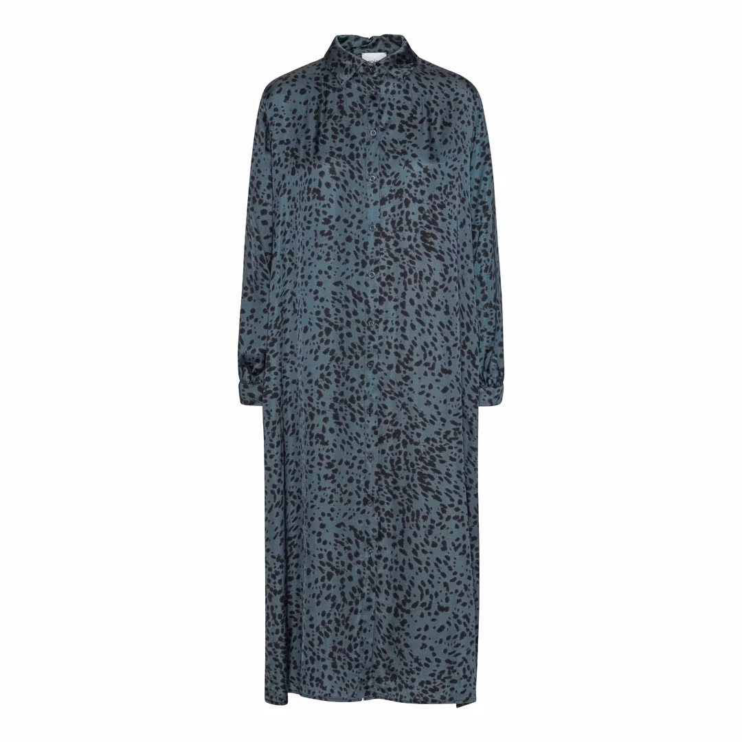 Seta shirtdress är en skjortklänning i silkig viskos silke från Project AJ117