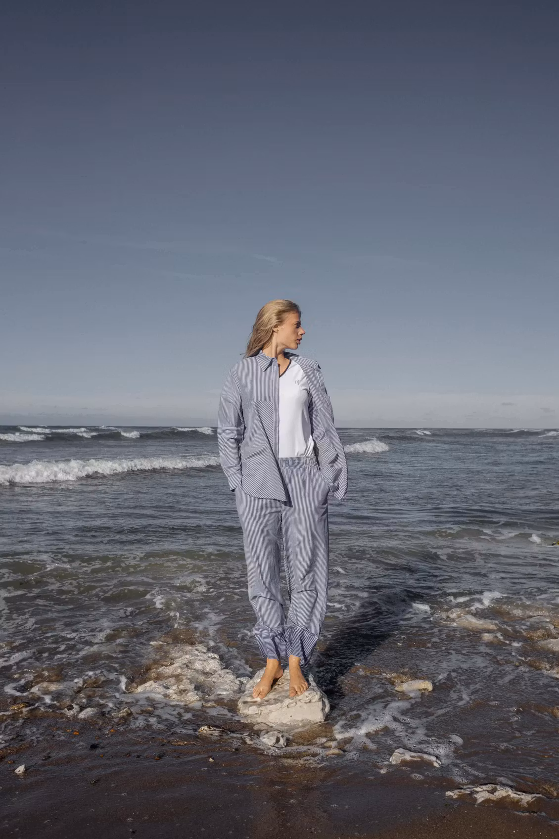 Blå och vitrandig bomullsbyxa med resår upptill och fickor i sidorna. Lite pyjamaslook. Humble by Sofie