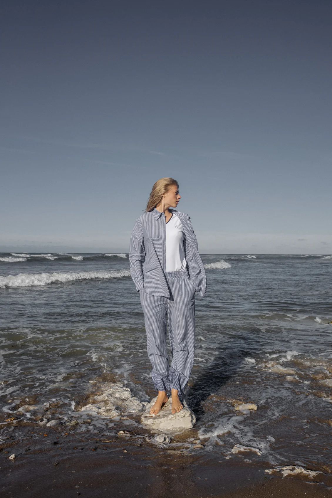 Blå och vitrandig stor skjorta med manshetter, lätt oversize i modellen, från danska Humble by Sofie