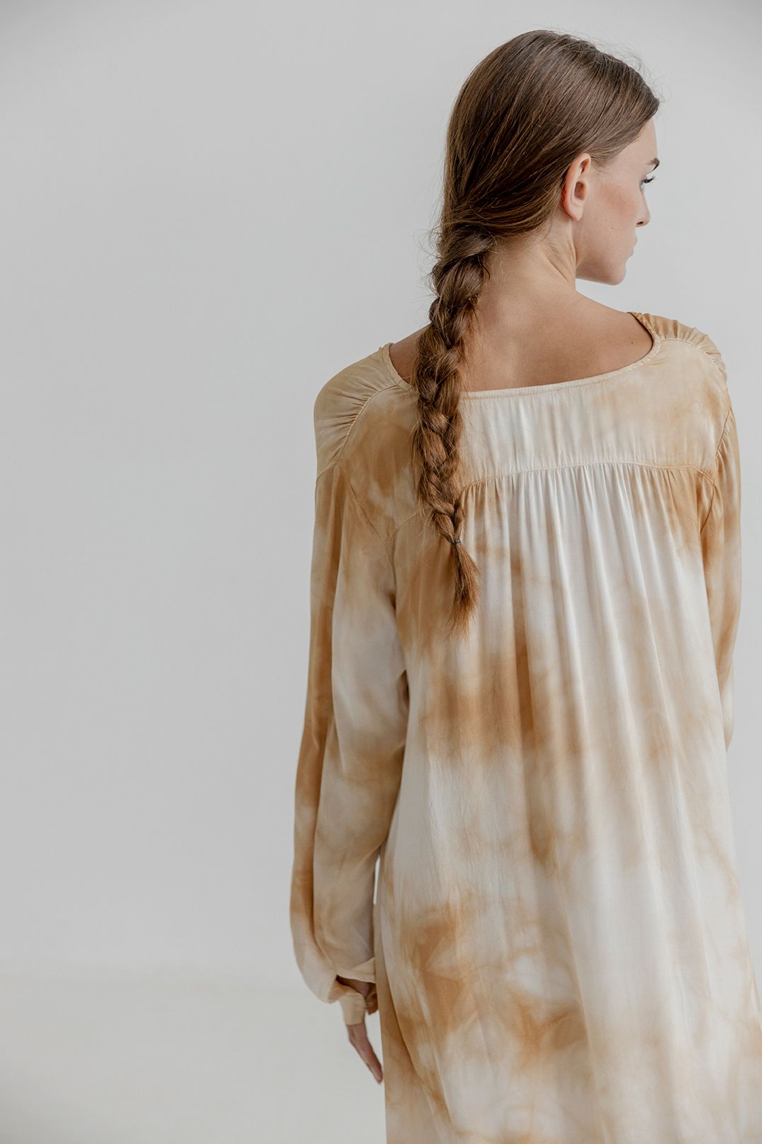 Faitheen dress är en omtyckt modell med mycket vidd och vackert fall, i viskos silke, från Project AJ117