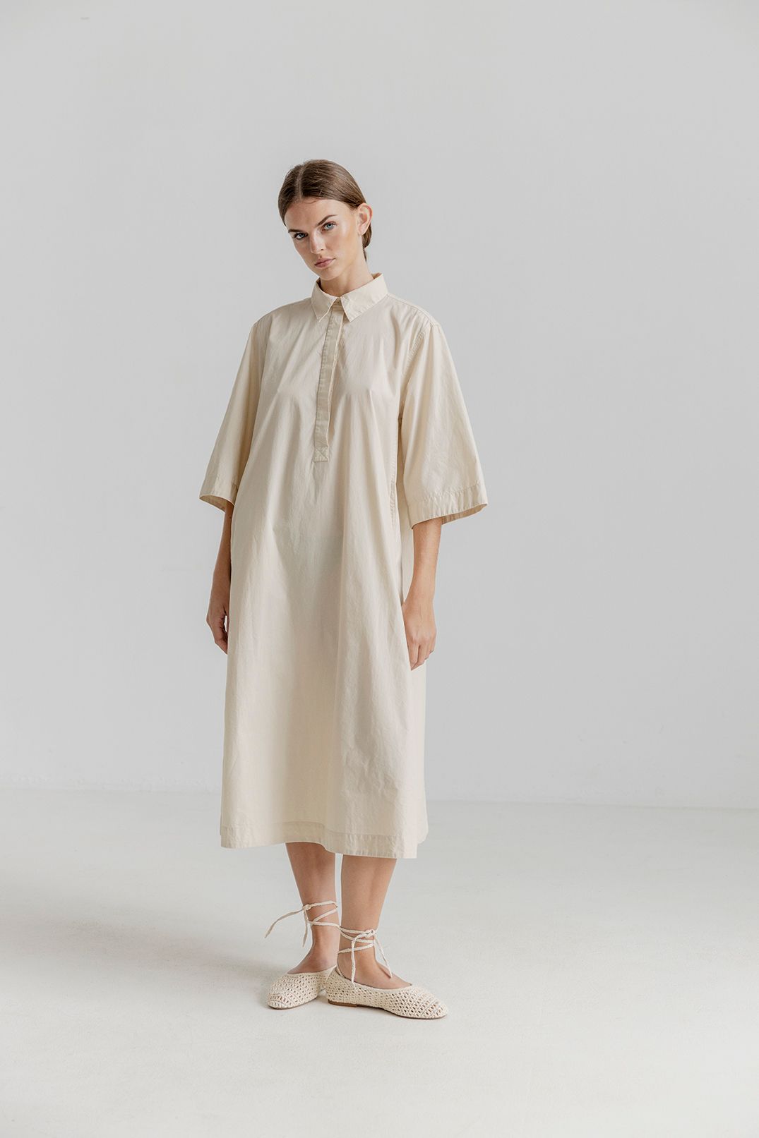 Hari dress, är en skjortklänning i prasslig poplin, av organic cotton, från Project AJ117