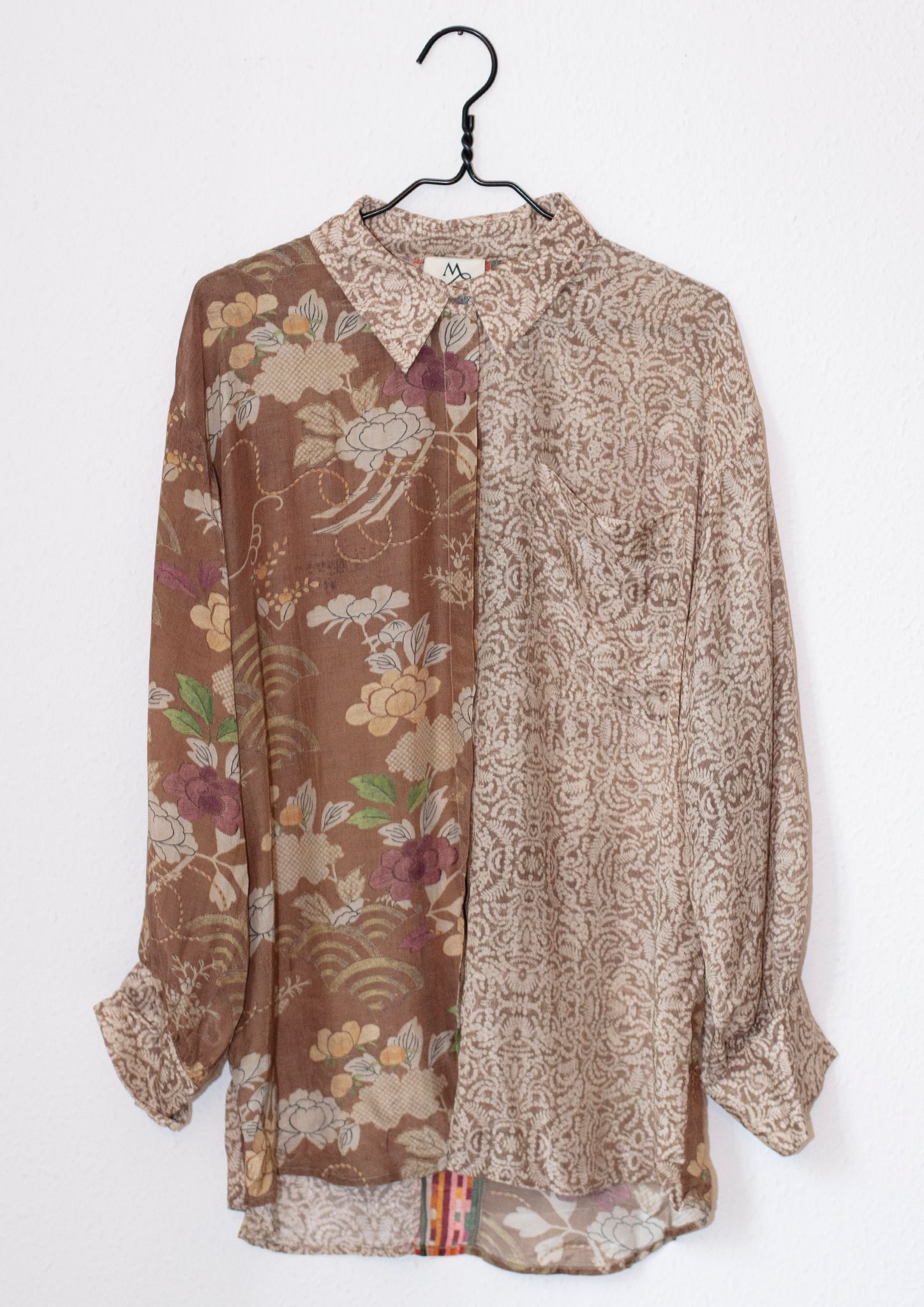 Caros blus, skjorta i mjuk tunn viskos modal, med fint blommigt print i beige toner. Design Michala Wiesneck