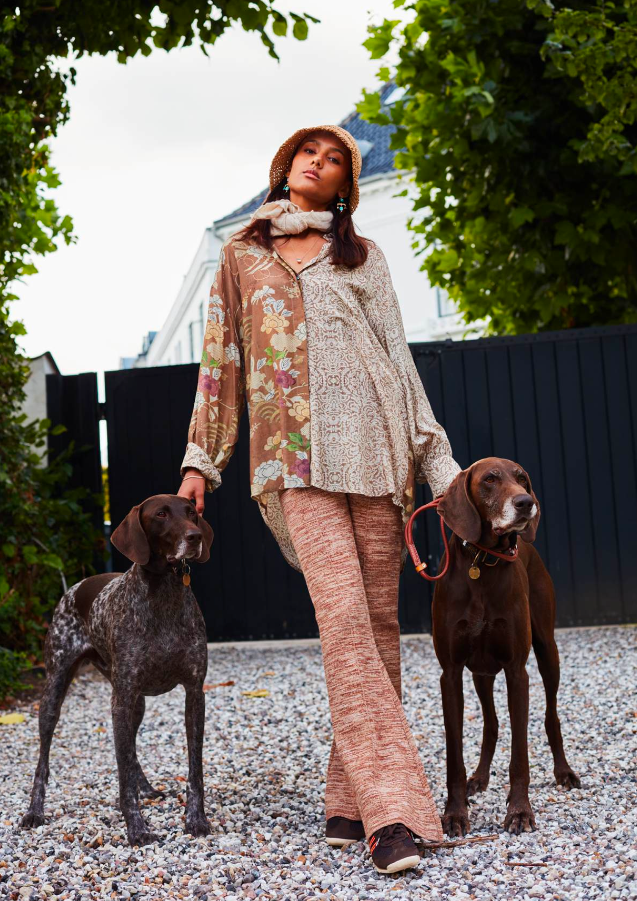Caros blus, skjorta i mjuk tunn viskos modal, med fint blommigt print i beige toner. Design Michala Wiesneck
