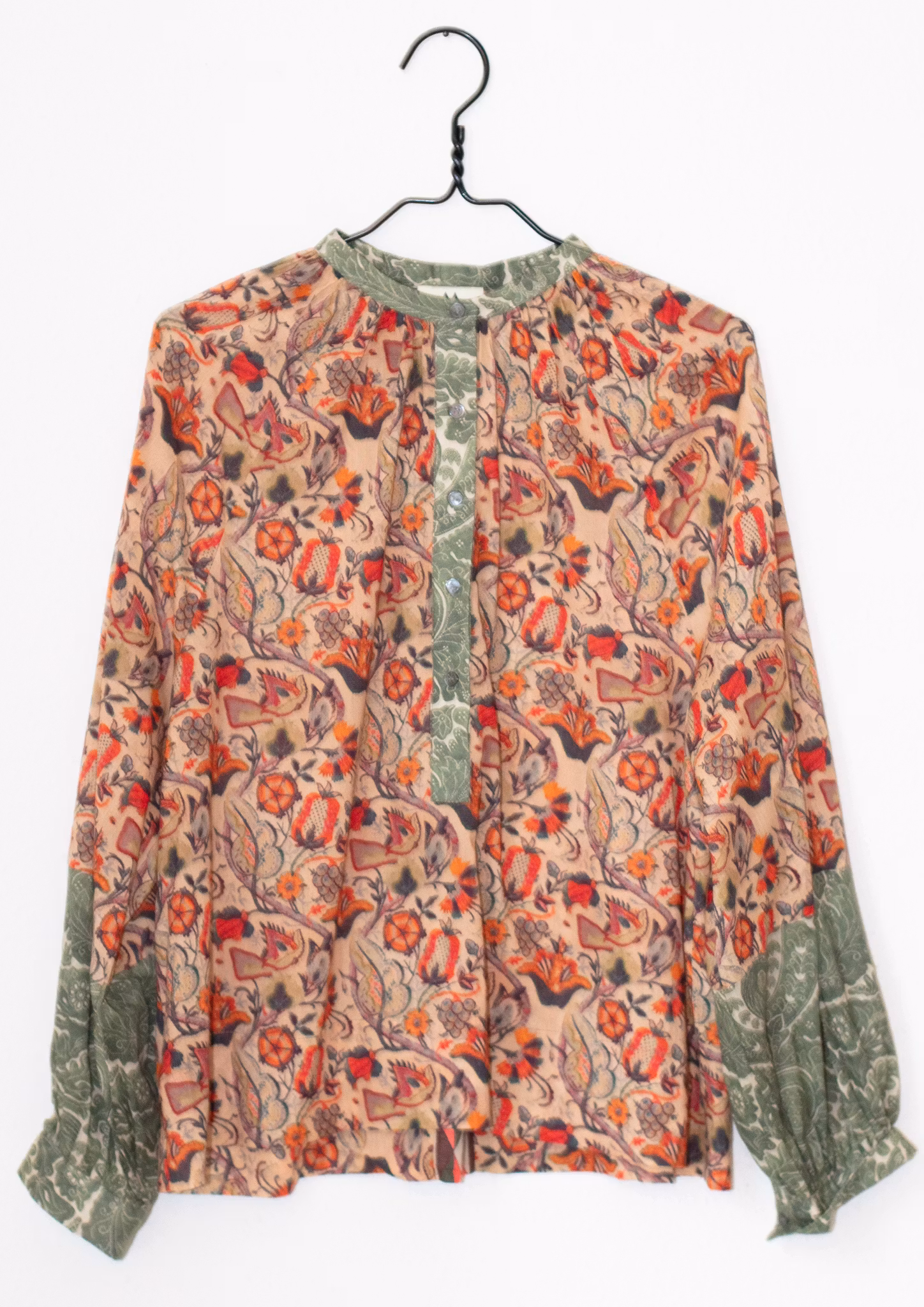 Minira shirt är en mönstrad blus i tunn bomullsvoile. Mönster i rost, orange och grönt. Design M Wiesneck.