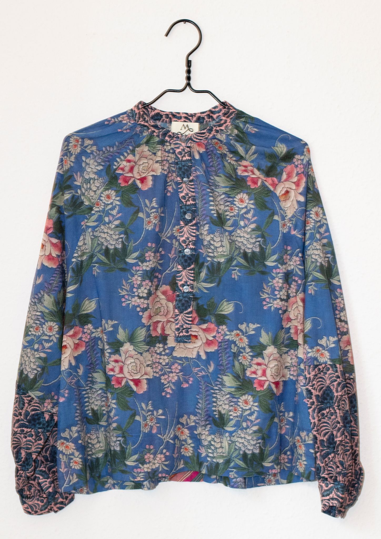 Blommig mönstrad skjorta i blå toner, med rund hals och lång ärm, i skön cotton voile. Petros av M Wiesneck
