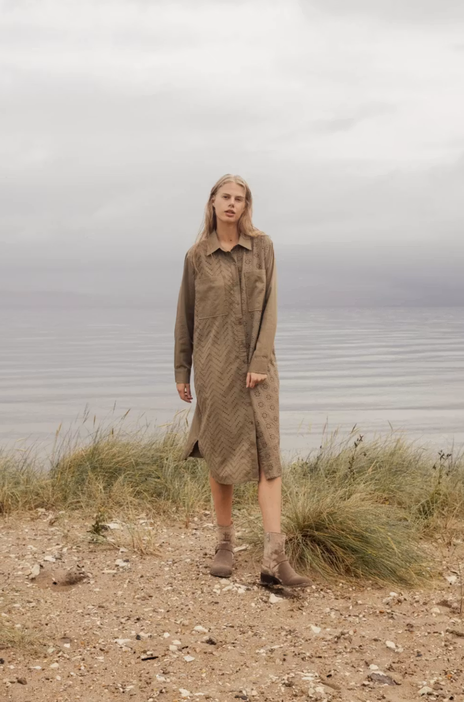 Frejdis shirtdress, skjortklänning med broderi anglais framtill, från Agenda