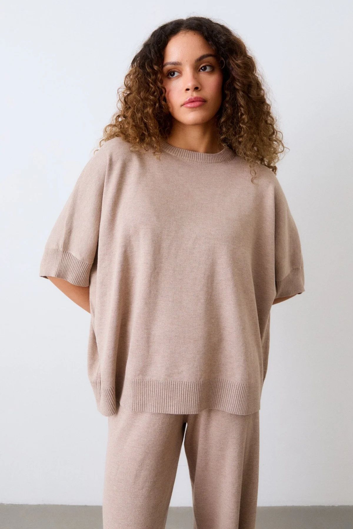 Ozzy knit top är en skön slapp top i oversize modell, med kort ärm, i skön bambu och cashmere, från Movesgood.
