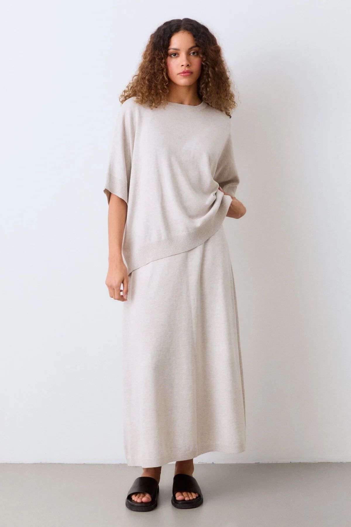 Ozzy knit top är en skön slapp top i oversize modell, med kort ärm, i skön bambu och cashmere, från Movesgood.