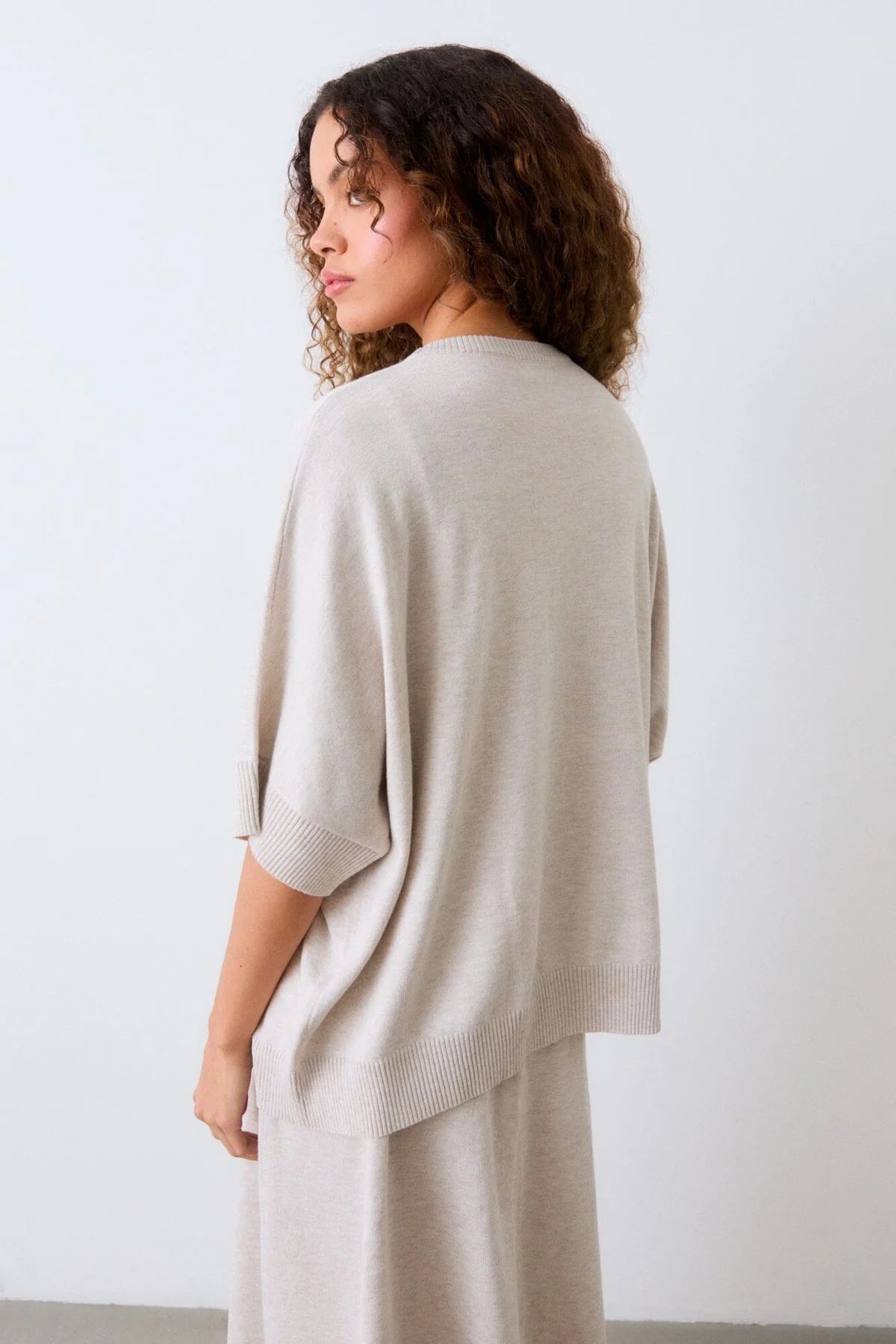 Ozzy knit top är en skön slapp top i oversize modell, med kort ärm, i skön bambu och cashmere, från Movesgood.