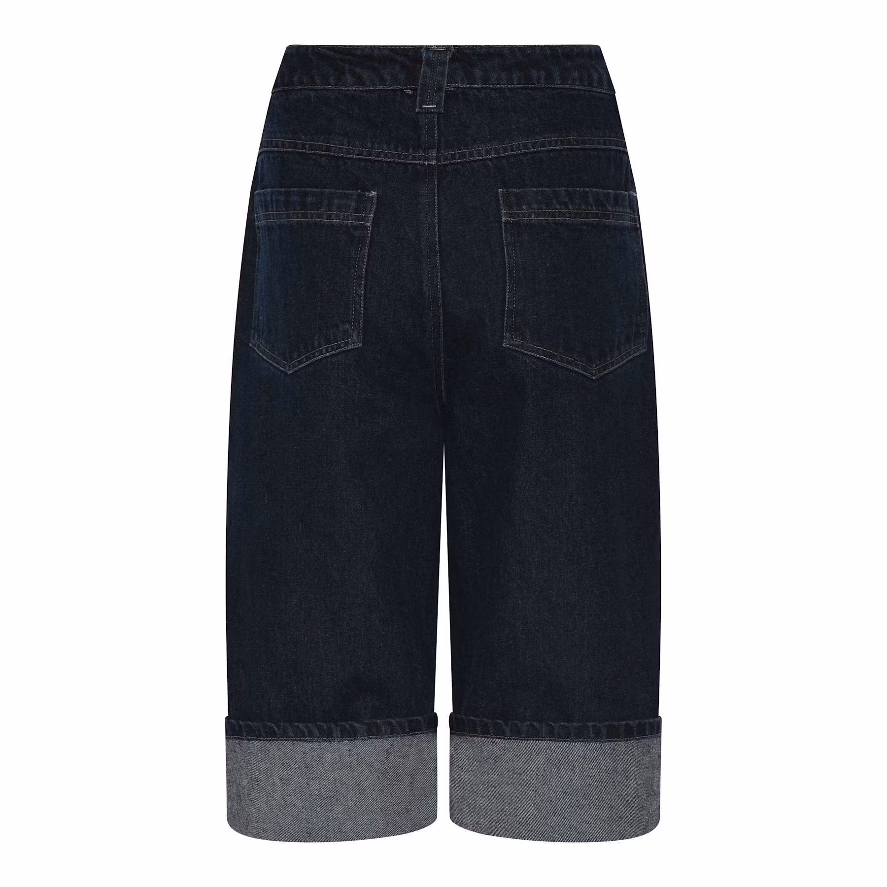 Bermuda i denim med uppvikt ben, från Humble by Sofie.