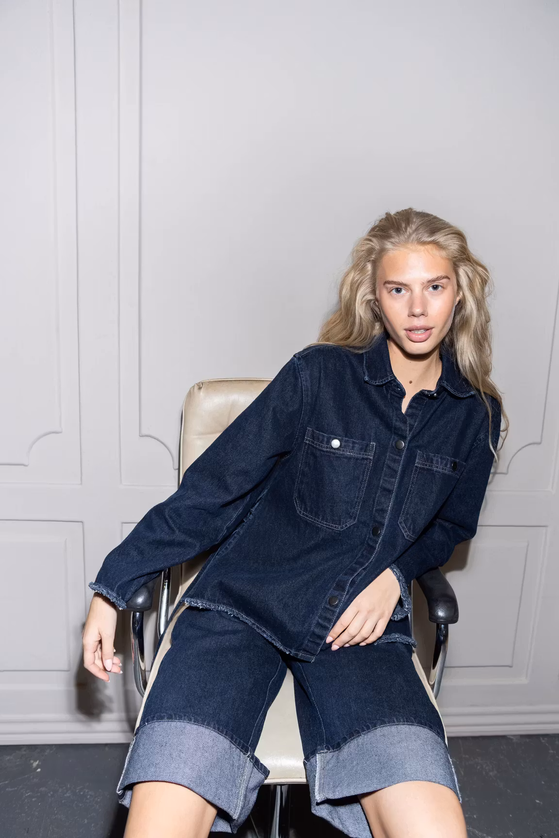 Bermuda i denim med uppvikt ben, från Humble by Sofie.