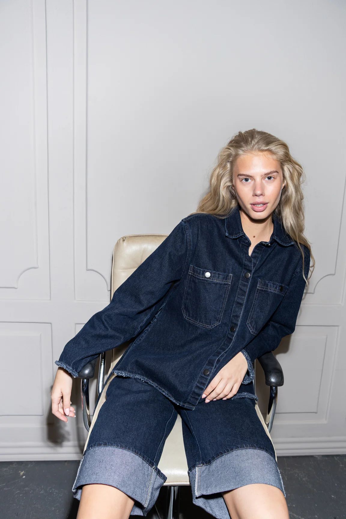 Kooper jacket, en jeansjacka med öppna sidor och knyt, i mörk denim, från danska Humble by Sofie.